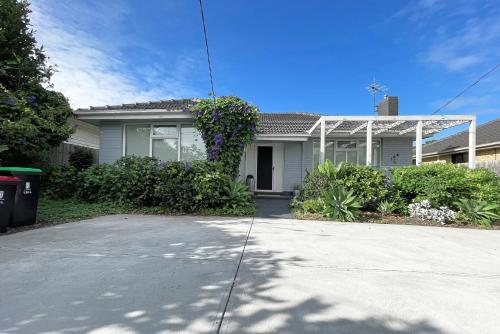 Pet-friendly Bayside 4BR Rental House near Mentone