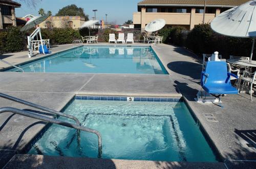 Swimming pool, Motel 6 Oakdale, Ca in Oakdale (CA)