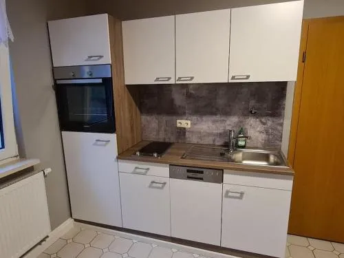 Schönes Doppelzimmer mit Küche und Badezimmer in Elgersburg, Deutschland