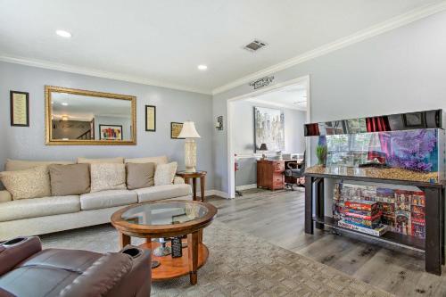 Houston Home with Private Outdoor Pool! in 클리어 레이크