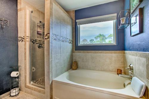 Houston Home with Private Outdoor Pool! in 클리어 레이크