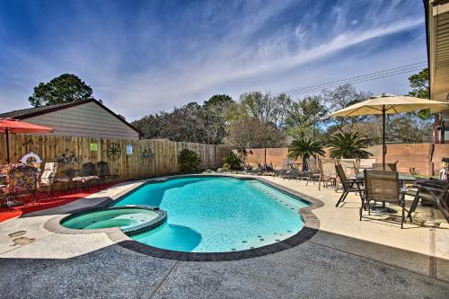 Houston Home with Private Outdoor Pool! in 클리어 레이크