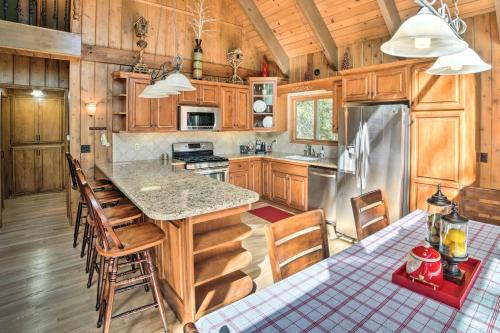 Cozy Cabin with Game Room about 17 Mi to Skiing! in Lake Arrowhead, USA