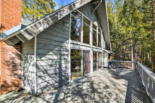 Cozy Cabin with Game Room about 17 Mi to Skiing! in Lake Arrowhead, USA
