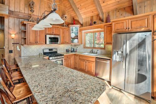 Cozy Cabin with Game Room about 17 Mi to Skiing! in Lake Arrowhead, USA