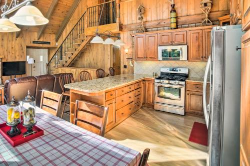 Cozy Cabin with Game Room about 17 Mi to Skiing! in Lake Arrowhead, USA