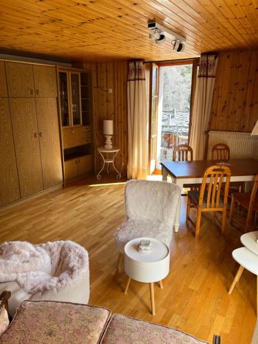 Heida, studio ensoleillé au village avec magnifique vue sur la Dent-Blanche