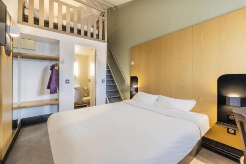 1 queen bed, 2 twin beds