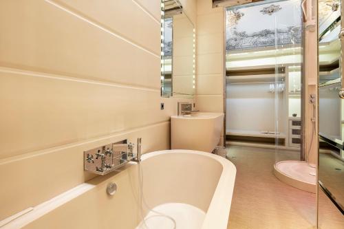 Grand Suite image 7