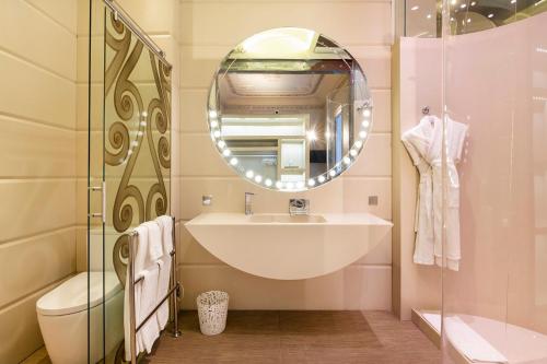 Grand Suite image 9