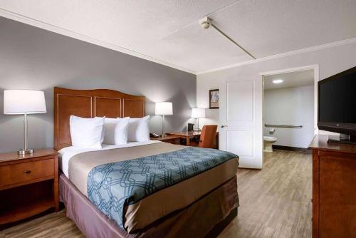Queen Room with Mobility Access and Bathtub with Grab Bars, Non-Smoking