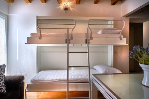 One-Bedroom Apartment image 4