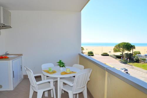 Comfortable apartment overlooking the sea