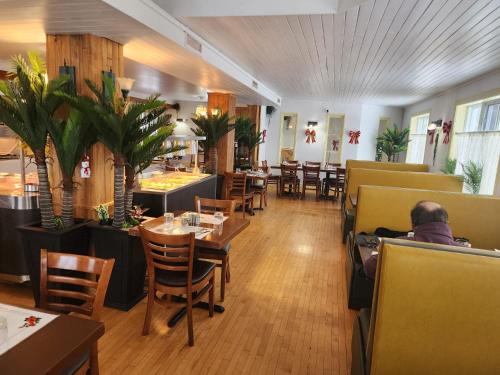 Restorāns, hôtel Fleurs Karaïbes (hotel Fleurs Karaibes) in St-Andre-De-Kamouraska (QC)