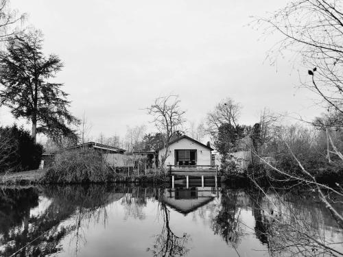 Rustig gelegen chalet Kapeki met tuin aan het water