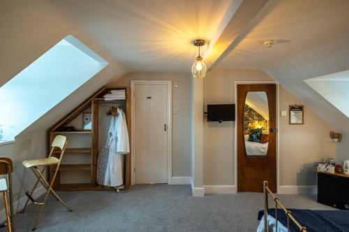 Channel View Guest House - image 11