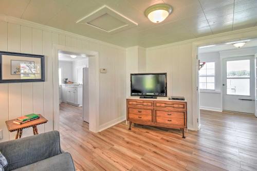 Romantic Waterfront Abode with Patio and Dock! in Deltaville, USA