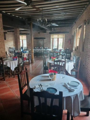 Restorāns, Hotel Restaurante Doña Elvira (Hotel Restaurante Dona Elvira) in Nava del Rey
