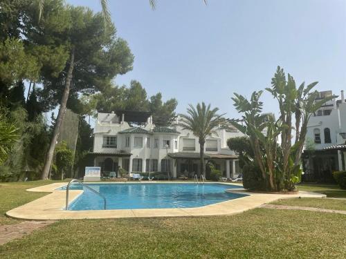 Three-Bedroom House room in Spacious house with private pool next to Golf Club