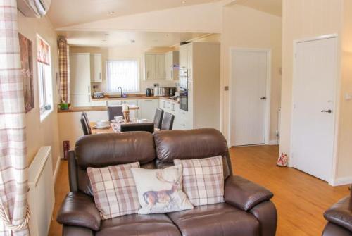 Fabulous detached lodge with hot tub two nights minimum stay in Billingsley