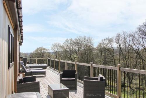 Fabulous detached lodge with hot tub two nights minimum stay in Billingsley