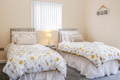 Fabulous detached lodge with hot tub two nights minimum stay in Billingsley