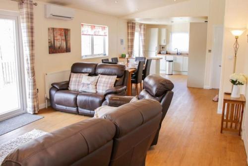 Fabulous detached lodge with hot tub two nights minimum stay in Billingsley
