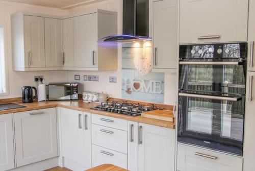 Fabulous detached lodge with hot tub two nights minimum stay in Billingsley
