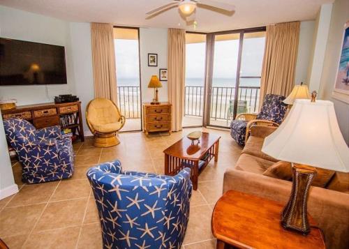 The Summit #3C: Spacious Oceanfront condo, Heated Pool, WIFI