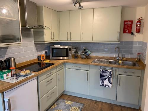 Seadmed, 1 bed-cottage-Parking-Patio-close to coasts in North Hill