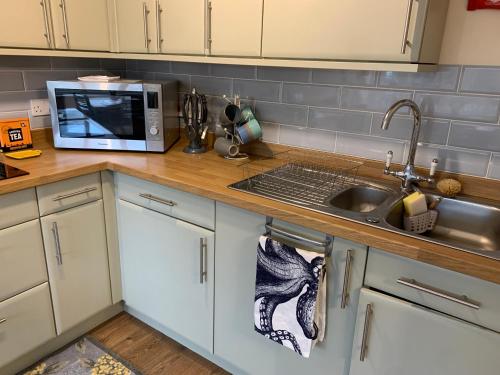 köök, 1 bed-cottage-Parking-Patio-close to coasts in North Hill