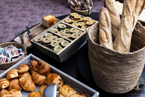 Adonis Gapotel - main image