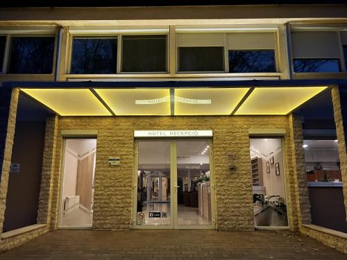 Öreg-tó Hotel és Rendezvénytér in Tata