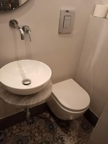 One-Bedroom Apartment image 10