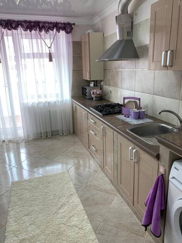 virtuve, Центр. Поруч Парк та Став (3) in Ternopil