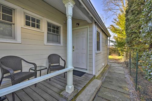 Quaint DT Greenport Apt - 2 Mi to Shelter Island! in Greenport, USA