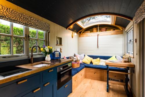 Oprema, Nutkins Luxury Shepherd Hut with hot tub close to Lyme Regis in Raymond's Hill