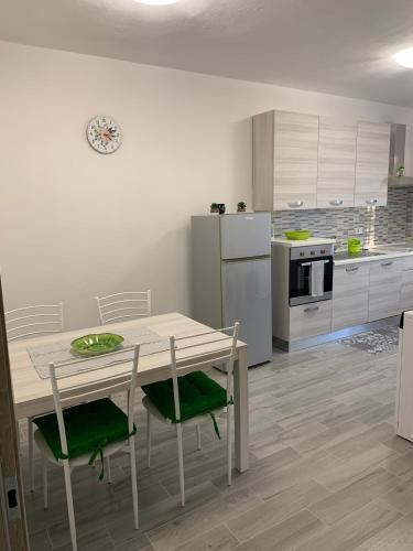 virtuve, La casa nel verde con piscina in Ricco Del Golfo