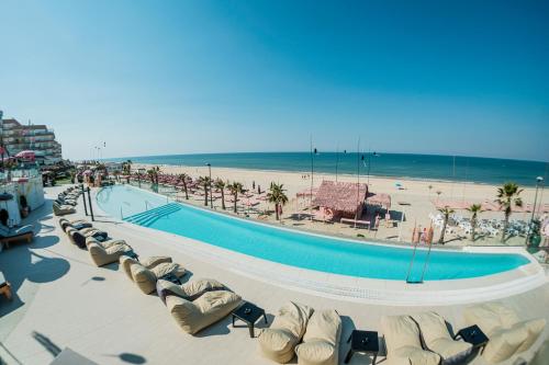 Yüzme havuzu, On Hotels Oceanfront Adults Designed in Almonte