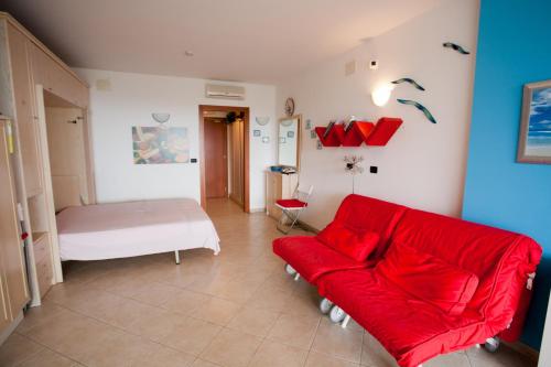 Studio Apartment with Sea View image 4