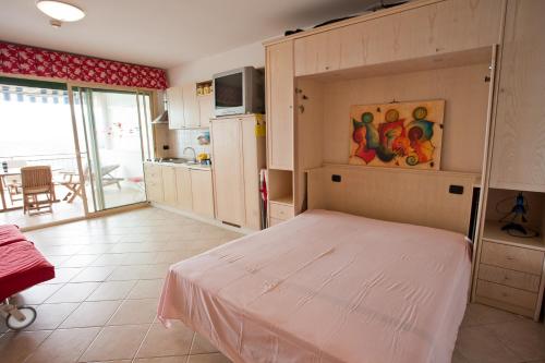Studio Apartment with Sea View image 7