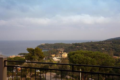 Studio Apartment with Sea View image 3