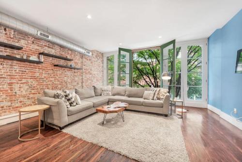 Stunning Old City 2 Bedroom - Elevator, Bay Windows in Philadelphia, USA