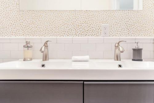 Stunning Old City 2 Bedroom - Elevator, Bay Windows in Philadelphia, USA