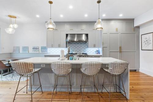 Designer 3 BR Townhome with Beautiful Backyard photo 1
