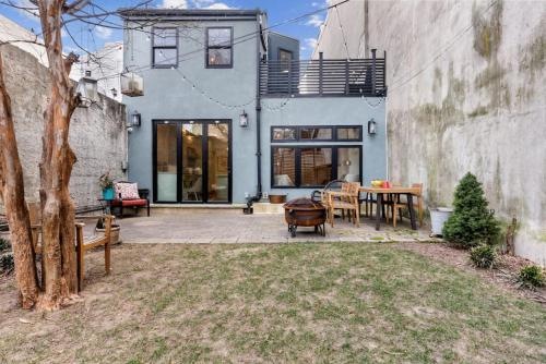 Designer 3 BR Townhome with Beautiful Backyard in Philadelphia, USA