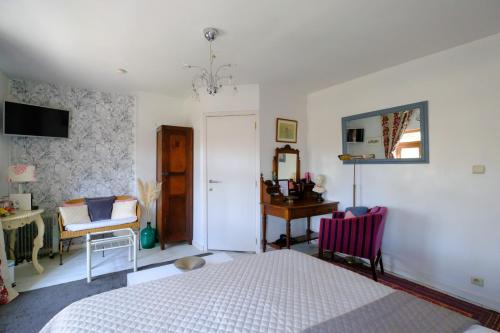B&B Collier's - image 5