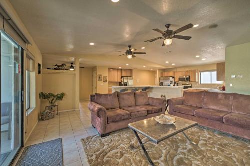 Family-Friendly Lake Havasu Getaway with Deck and Pool in 哈瓦蘇湖城