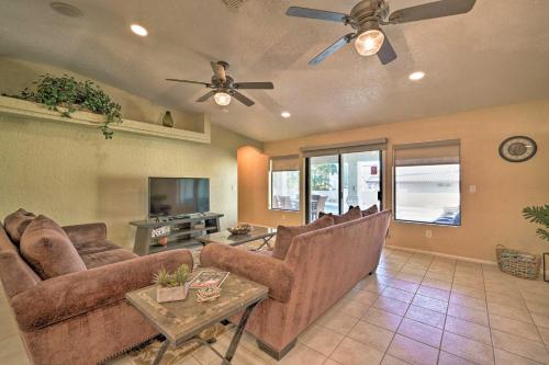 Family-Friendly Lake Havasu Getaway with Deck and Pool in 哈瓦蘇湖城