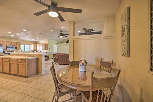 Family-Friendly Lake Havasu Getaway with Deck and Pool in 哈瓦蘇湖城